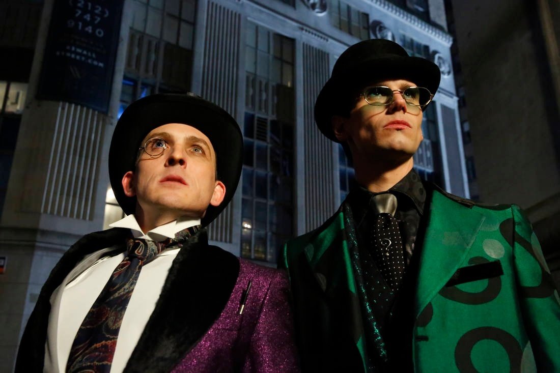 First Look at Penguin & Riddler … “Gotham” Series Finale Photos.